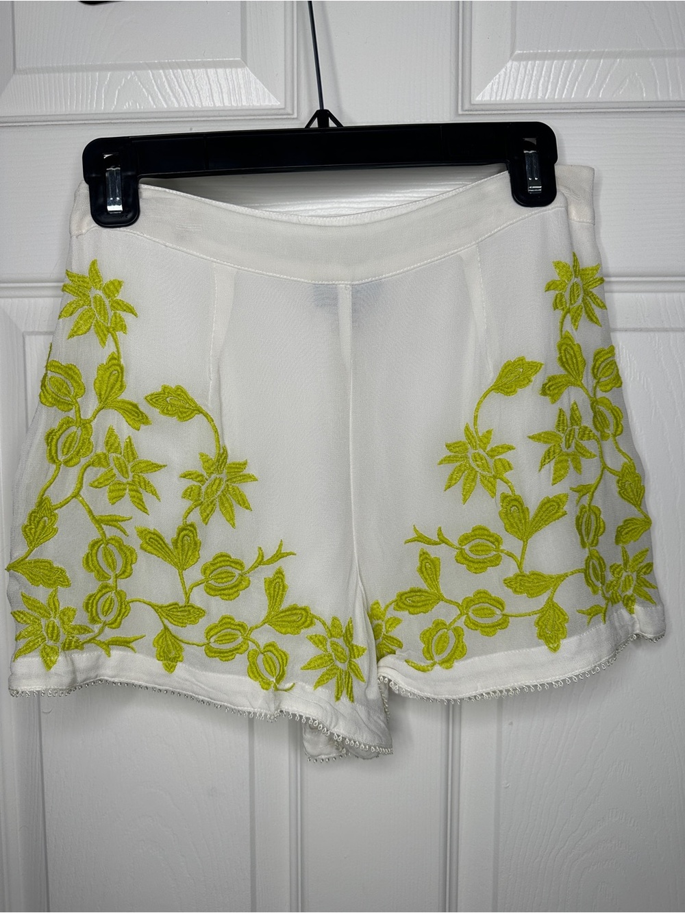 Topshop Ivory Floral Embroidered Shorts Size 6
